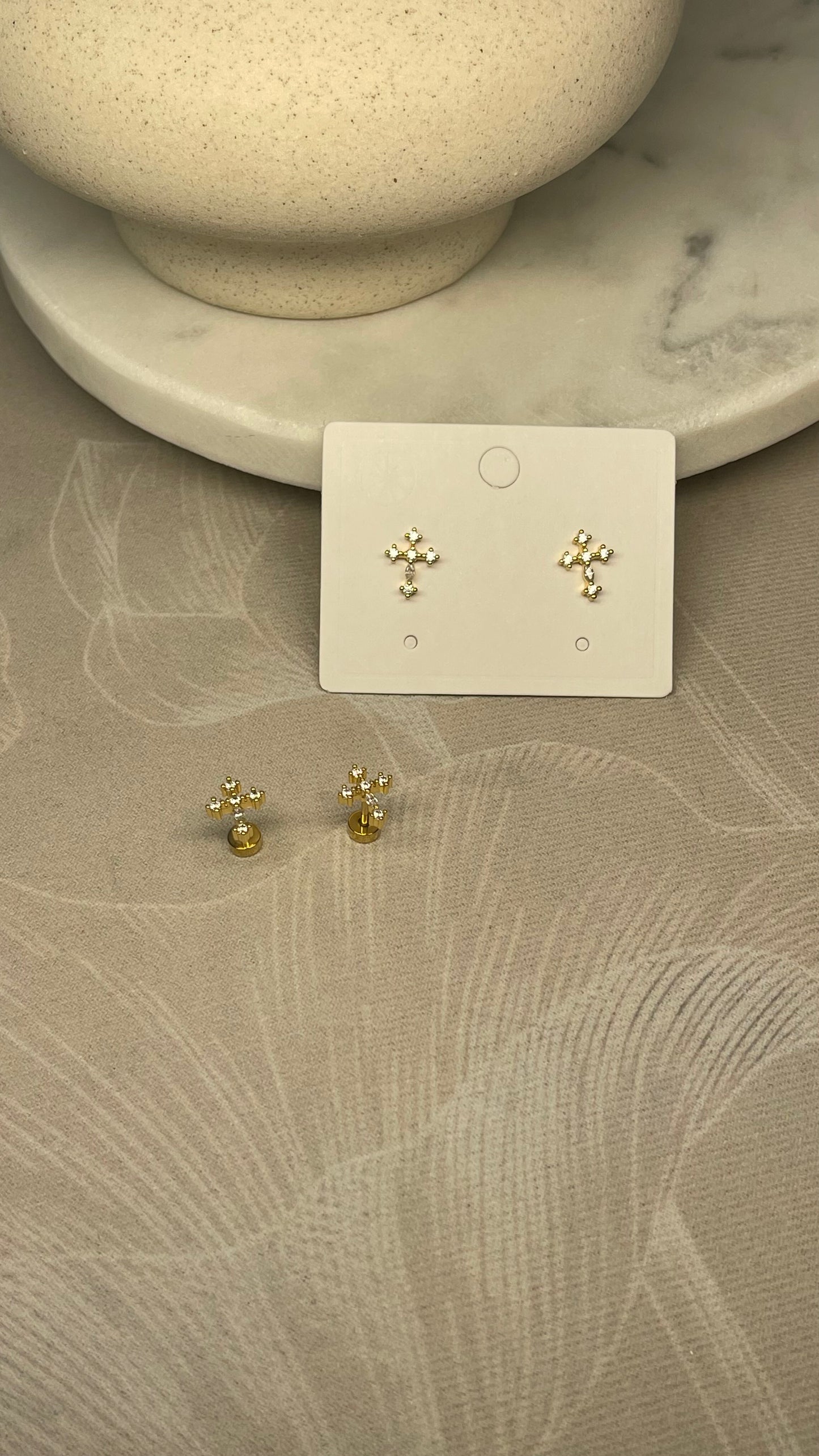 Aretes pequeños de cruz