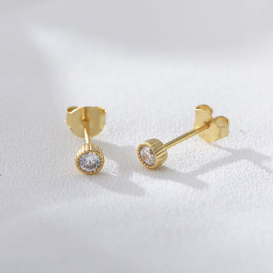 Aretes básicos de diamante redondo